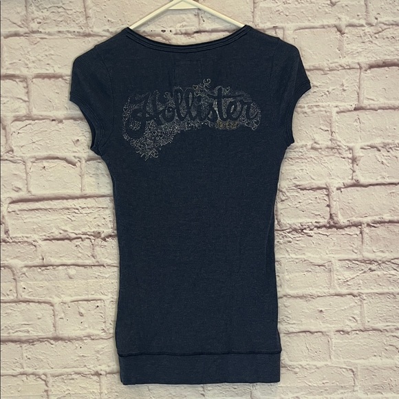 Hollister Women's Dark Blue Short Sleeve Tee - Picture 2 of 9